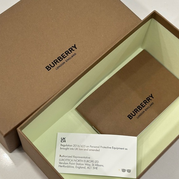 Burberry Large Sunglass box set - Picture 6 of 7